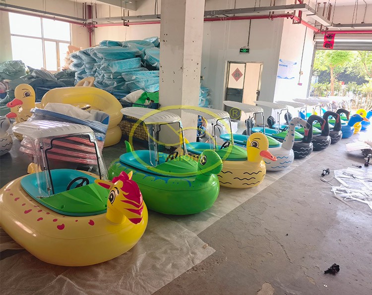 Bumper boat with roof